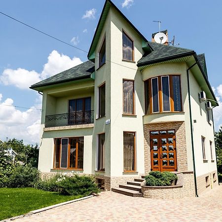 Sweet Home Hostel / Guest House Chernivtsi Bagian luar foto