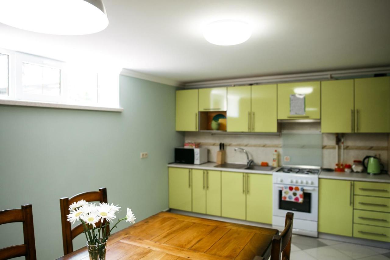 Sweet Home Hostel / Guest House Chernivtsi Bagian luar foto