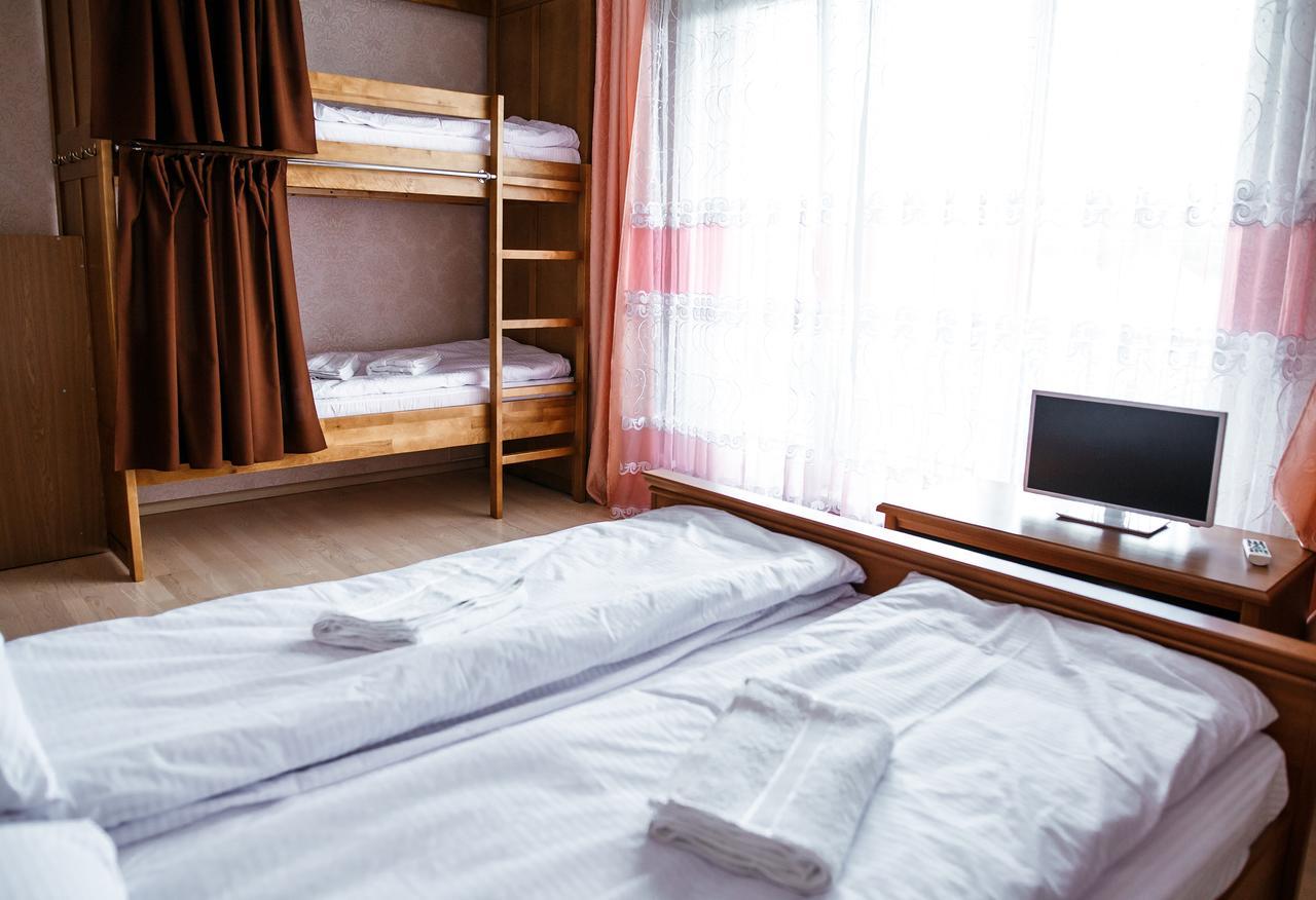 Sweet Home Hostel / Guest House Chernivtsi Bagian luar foto