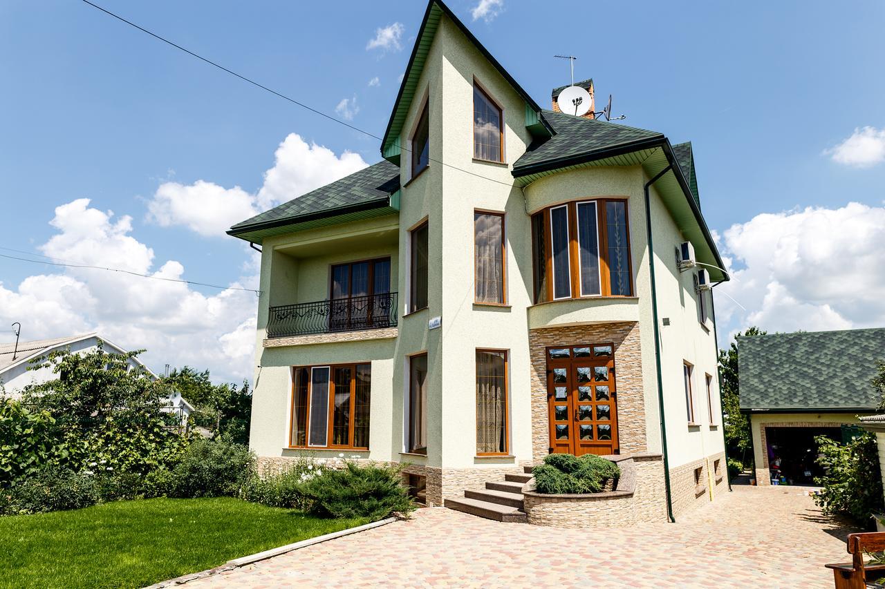 Sweet Home Hostel / Guest House Chernivtsi Bagian luar foto
