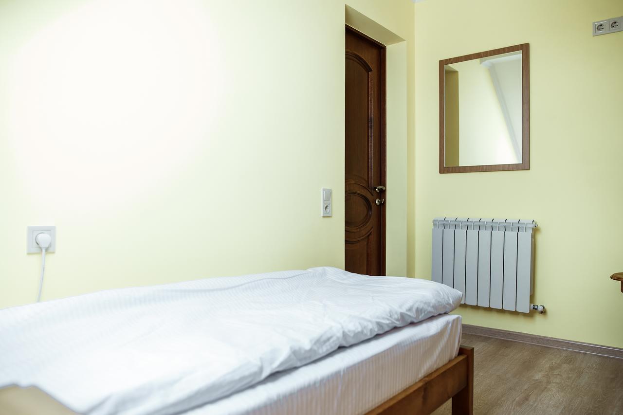 Sweet Home Hostel / Guest House Chernivtsi Bagian luar foto