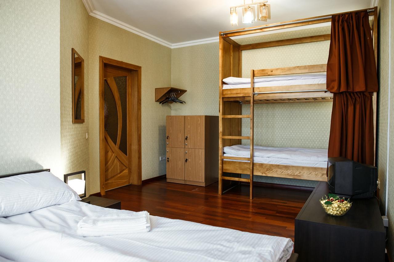 Sweet Home Hostel / Guest House Chernivtsi Bagian luar foto