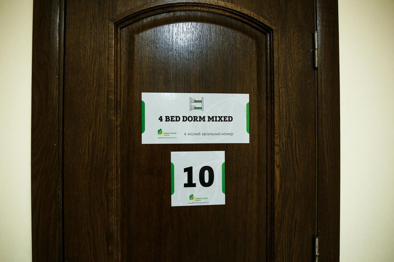 Sweet Home Hostel / Guest House Chernivtsi Bagian luar foto