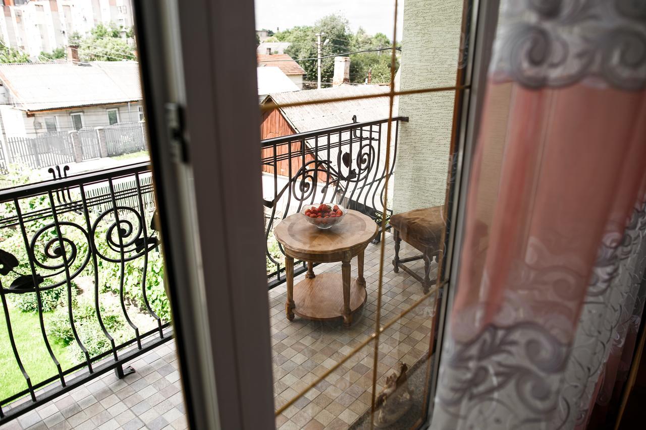Sweet Home Hostel / Guest House Chernivtsi Bagian luar foto