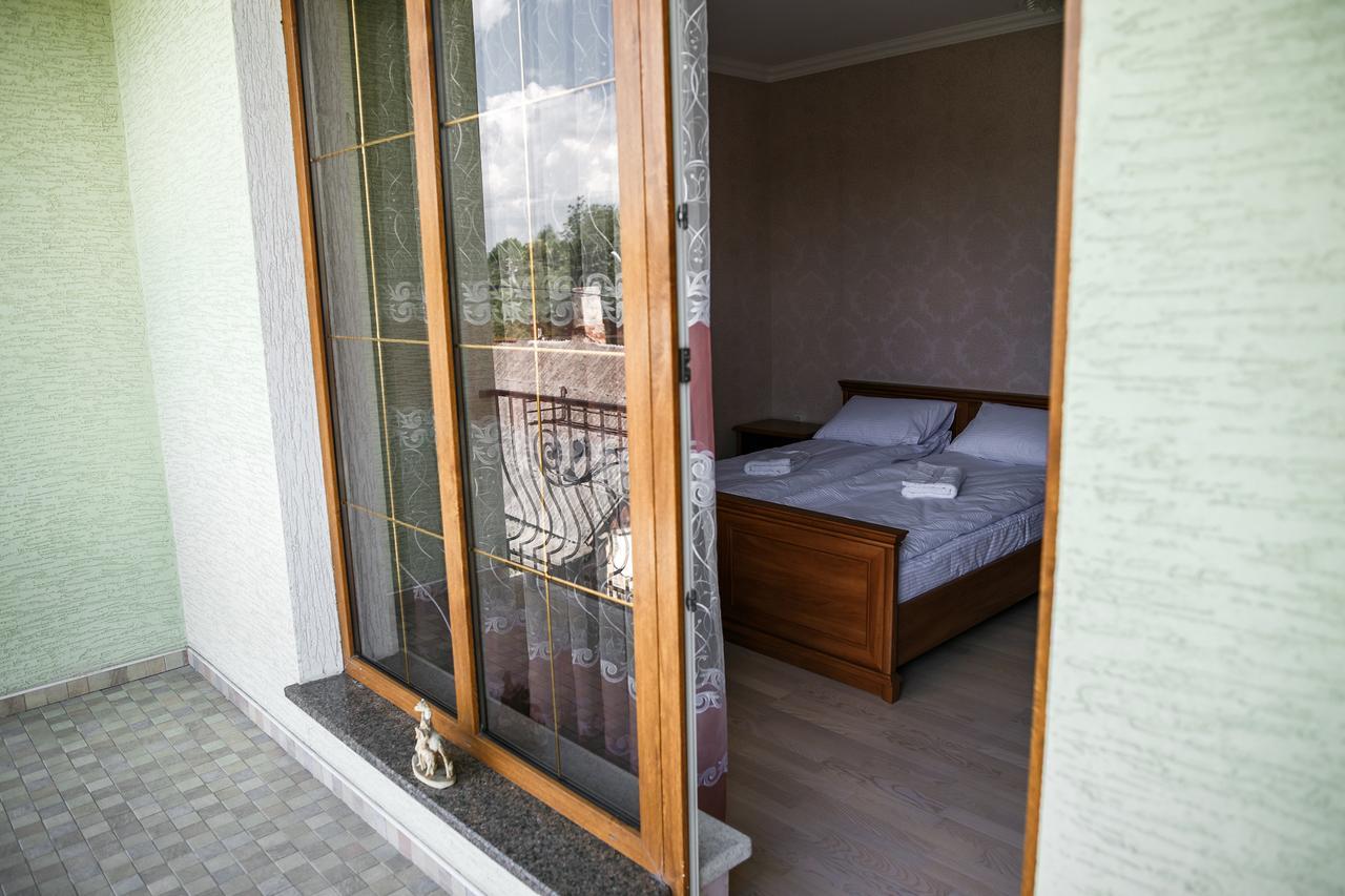 Sweet Home Hostel / Guest House Chernivtsi Bagian luar foto