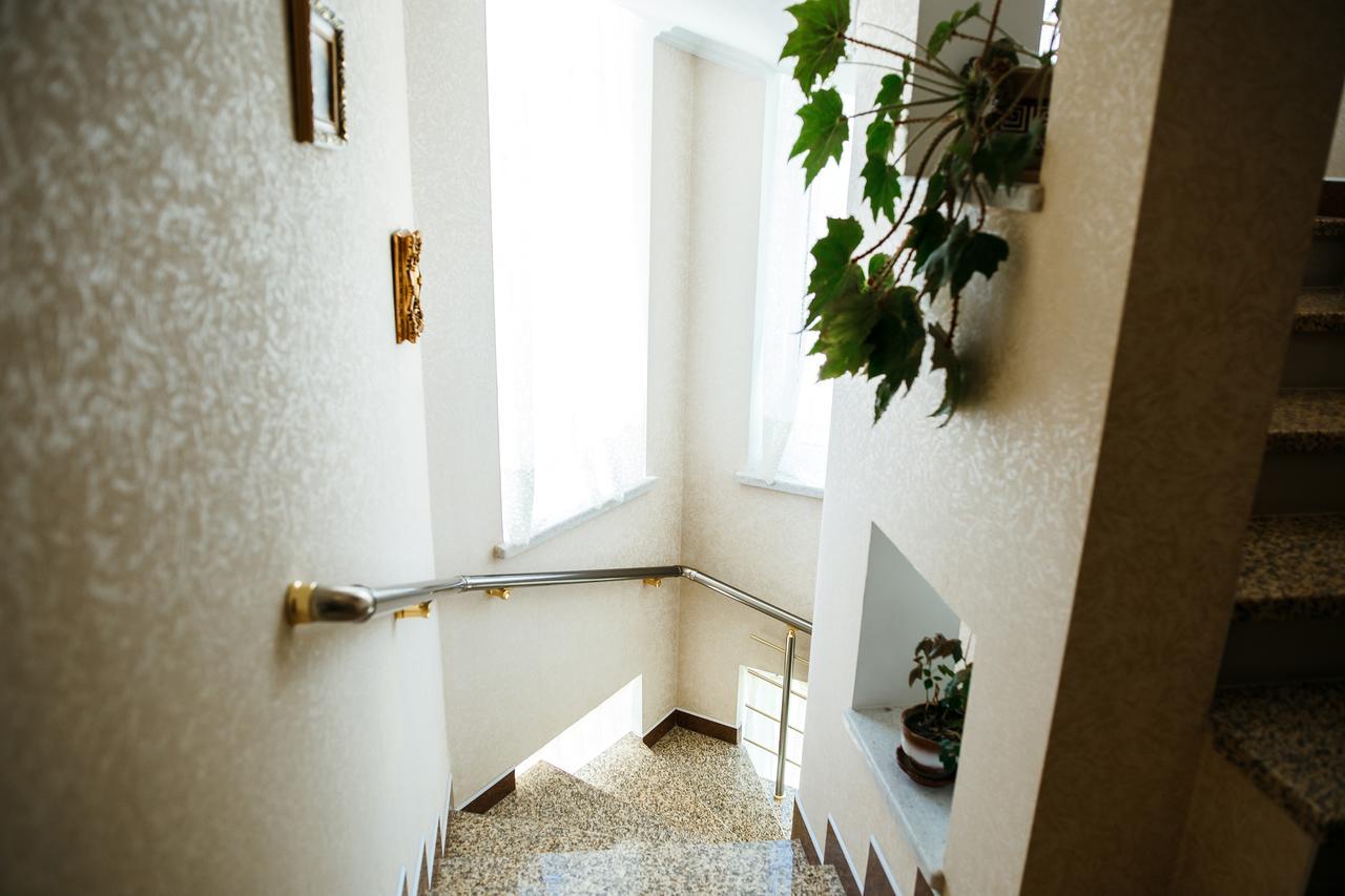 Sweet Home Hostel / Guest House Chernivtsi Bagian luar foto