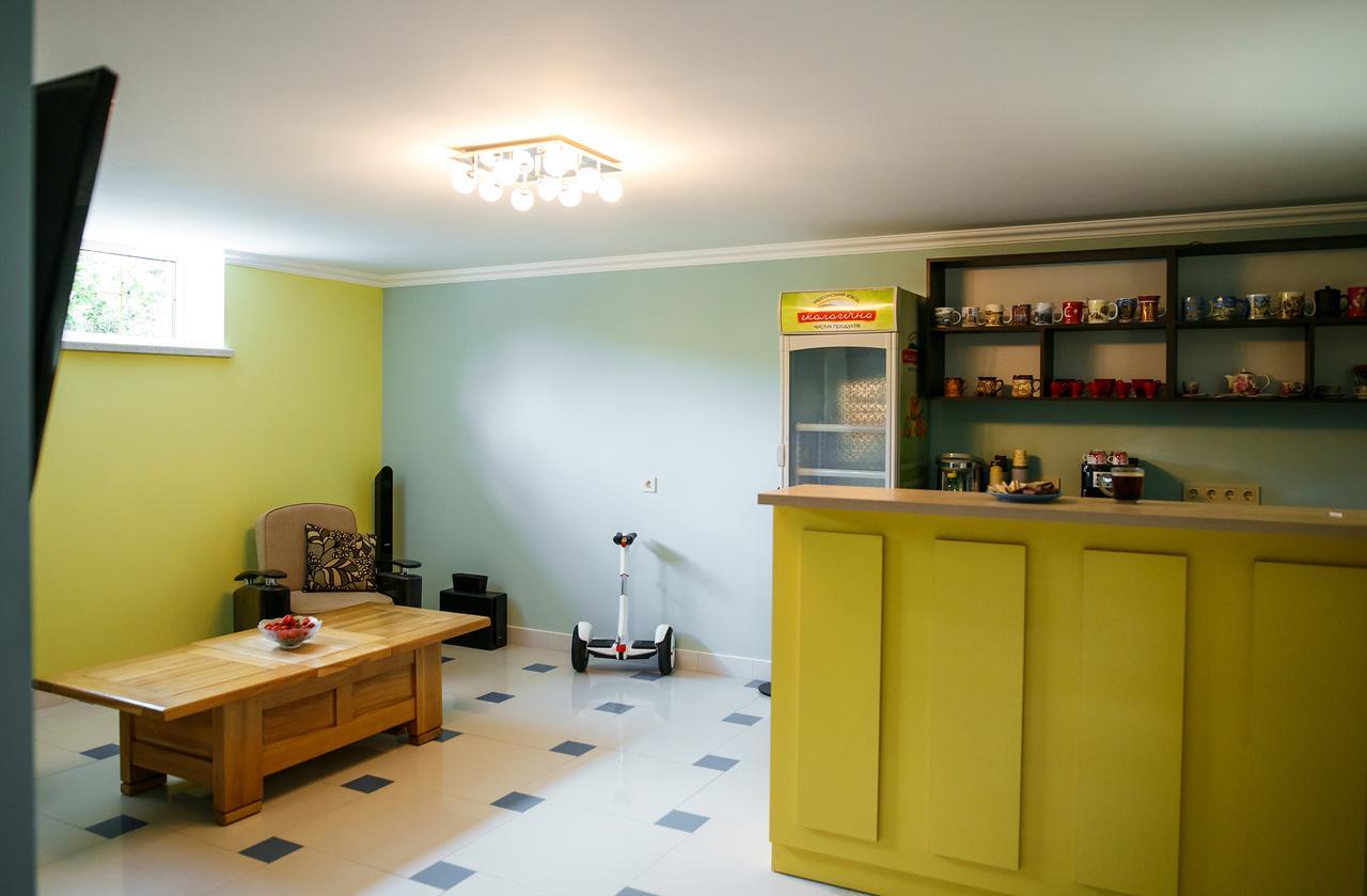 Sweet Home Hostel / Guest House Chernivtsi Bagian luar foto