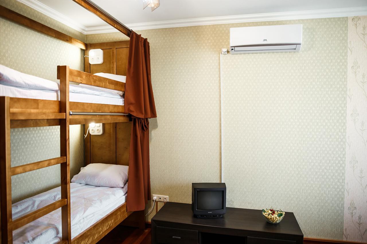 Sweet Home Hostel / Guest House Chernivtsi Bagian luar foto