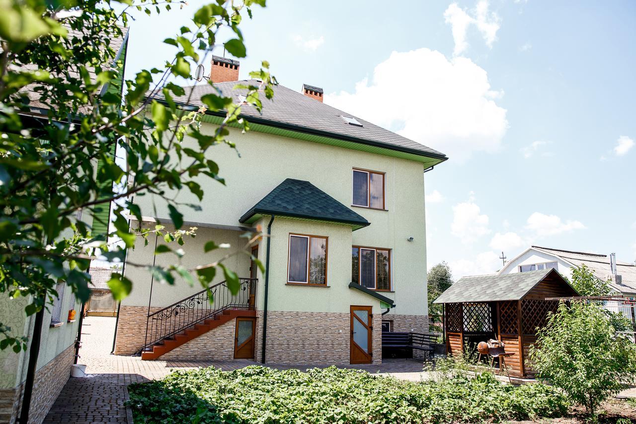 Sweet Home Hostel / Guest House Chernivtsi Bagian luar foto