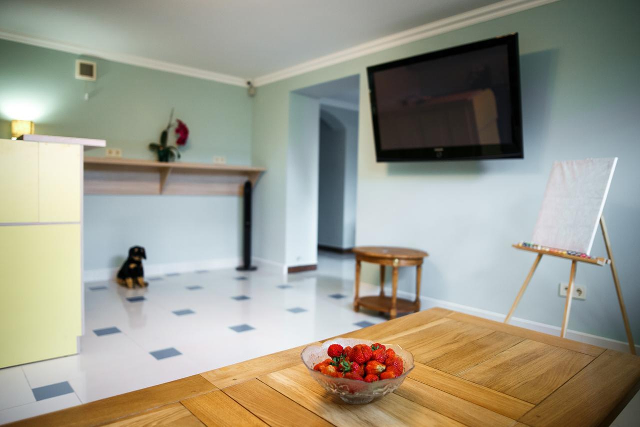 Sweet Home Hostel / Guest House Chernivtsi Bagian luar foto