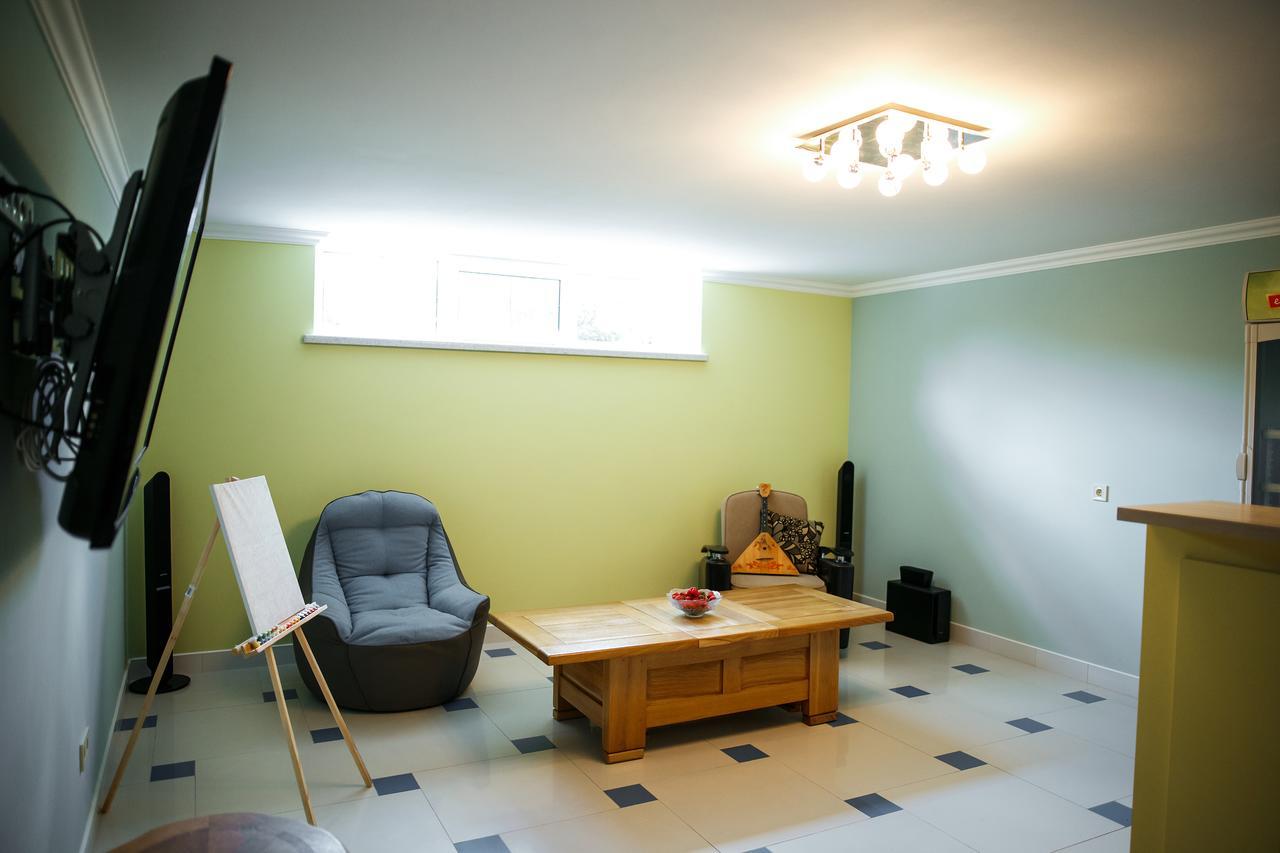 Sweet Home Hostel / Guest House Chernivtsi Bagian luar foto