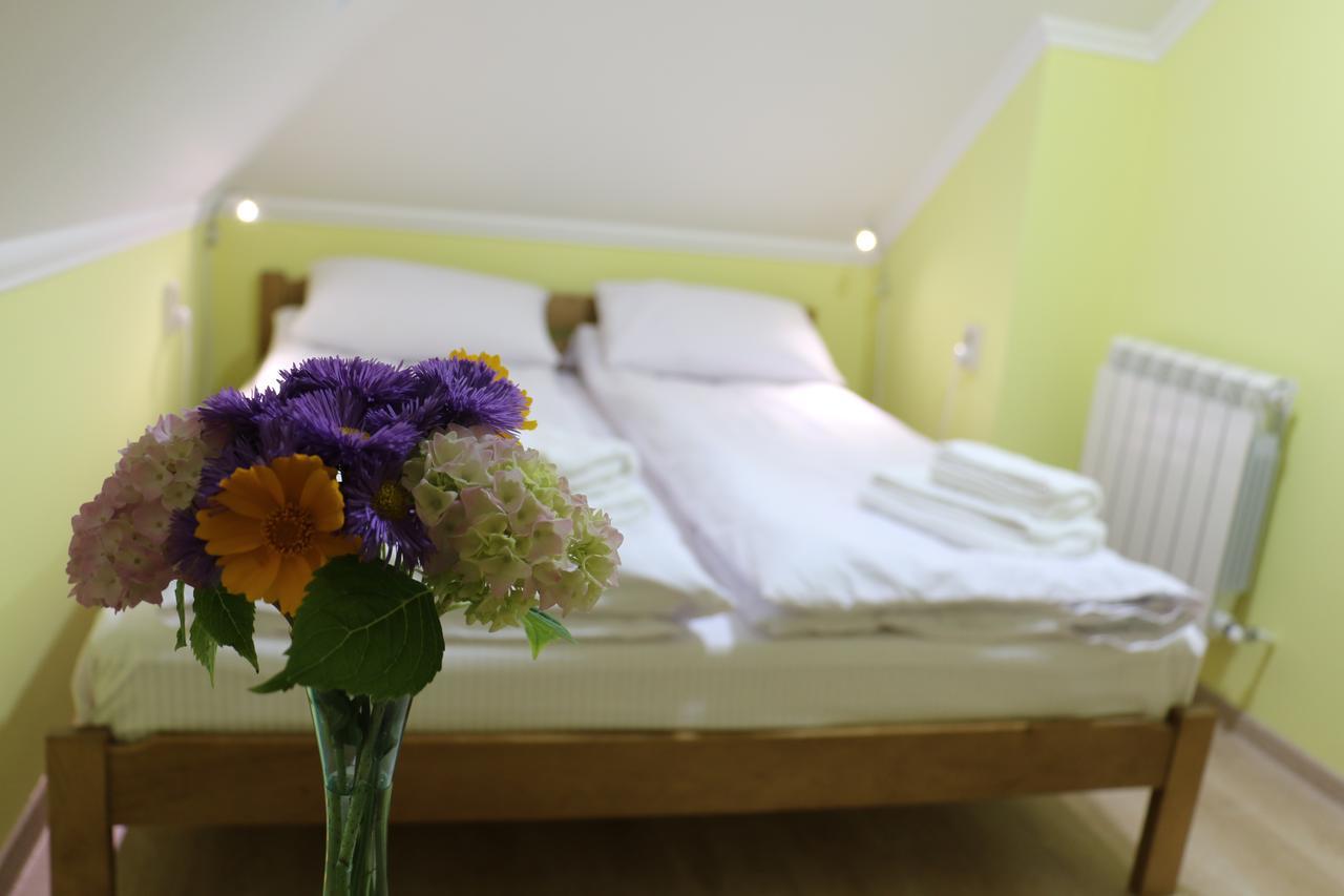 Sweet Home Hostel / Guest House Chernivtsi Bagian luar foto