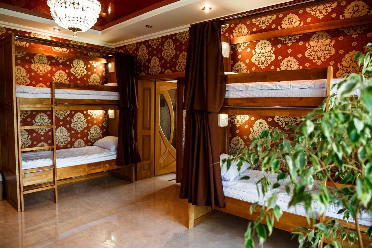 Sweet Home Hostel / Guest House Chernivtsi Bagian luar foto
