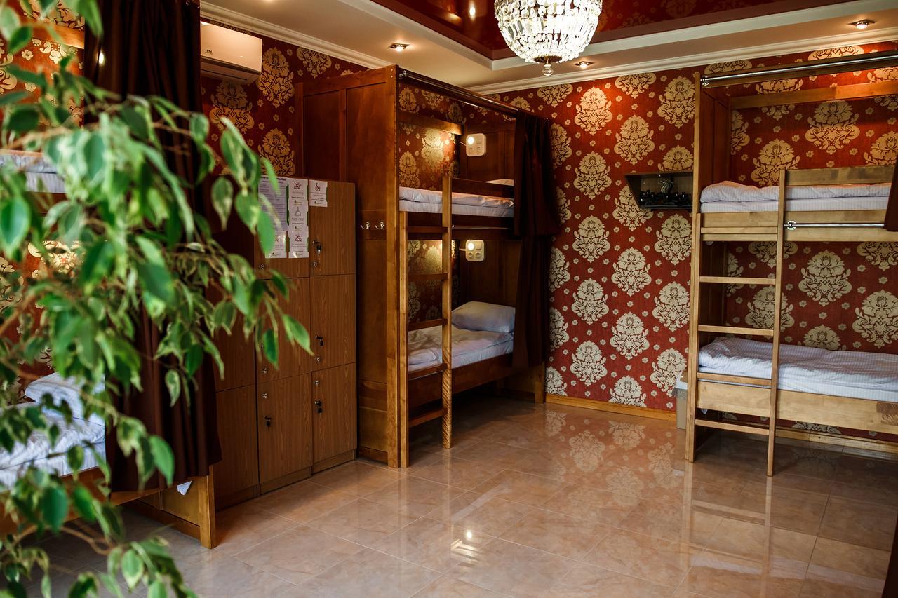 Sweet Home Hostel / Guest House Chernivtsi Bagian luar foto