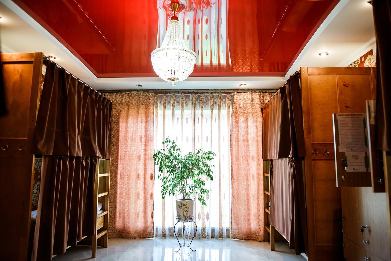 Sweet Home Hostel / Guest House Chernivtsi Bagian luar foto