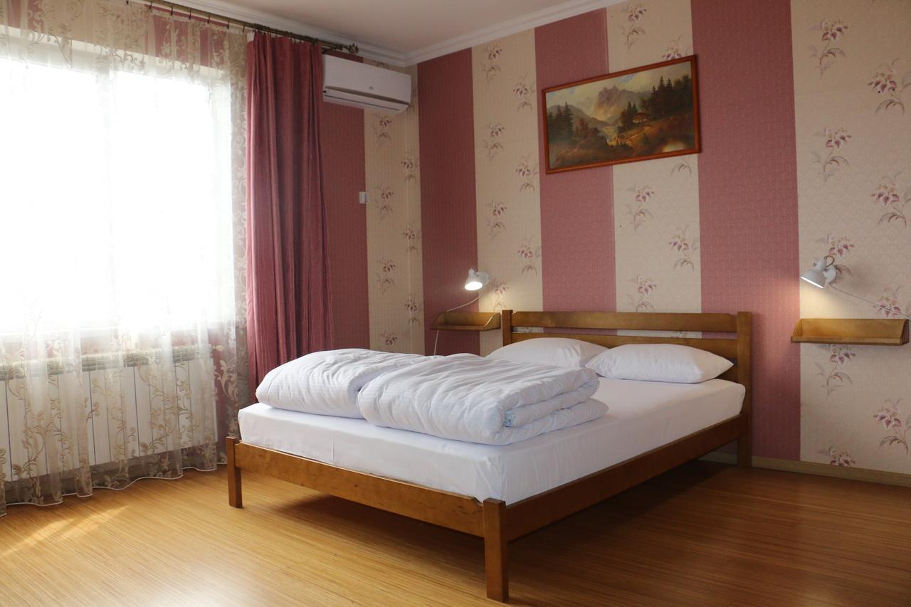 Sweet Home Hostel / Guest House Chernivtsi Bagian luar foto