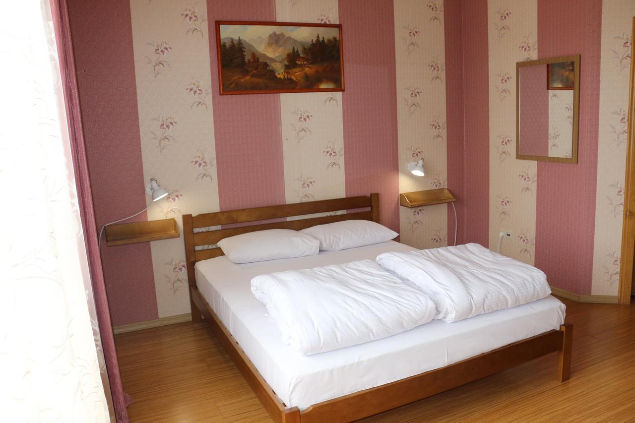 Sweet Home Hostel / Guest House Chernivtsi Bagian luar foto