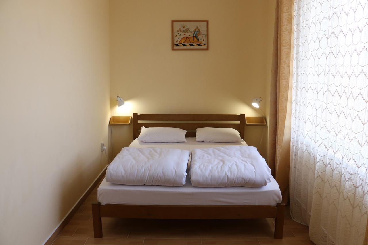 Sweet Home Hostel / Guest House Chernivtsi Bagian luar foto
