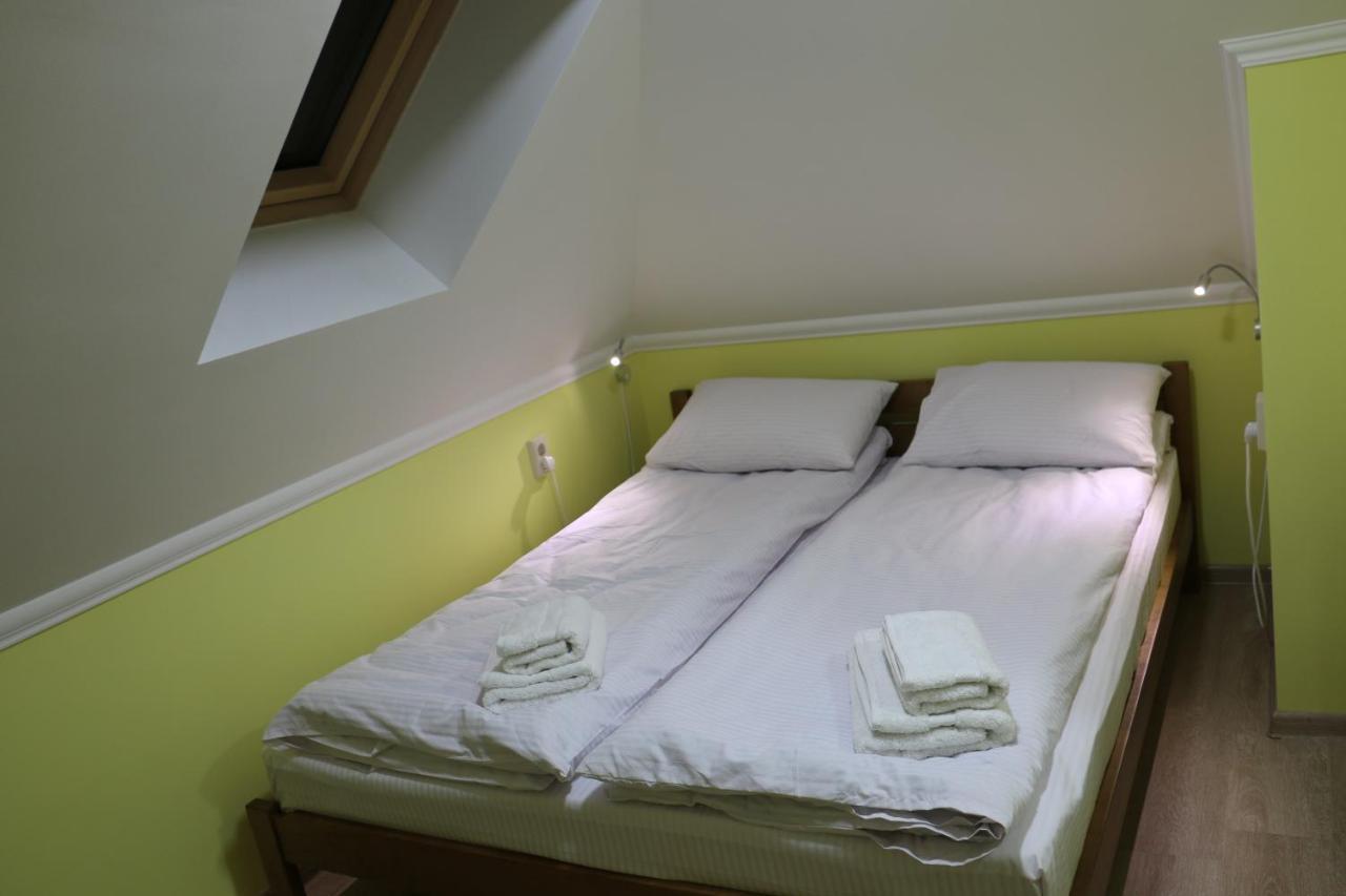 Sweet Home Hostel / Guest House Chernivtsi Bagian luar foto