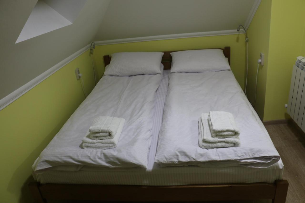Sweet Home Hostel / Guest House Chernivtsi Bagian luar foto