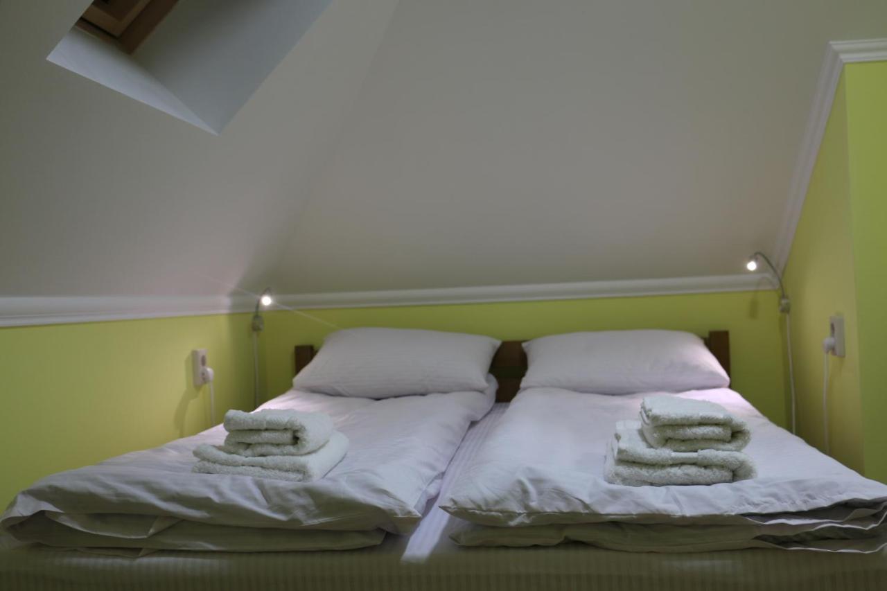 Sweet Home Hostel / Guest House Chernivtsi Bagian luar foto